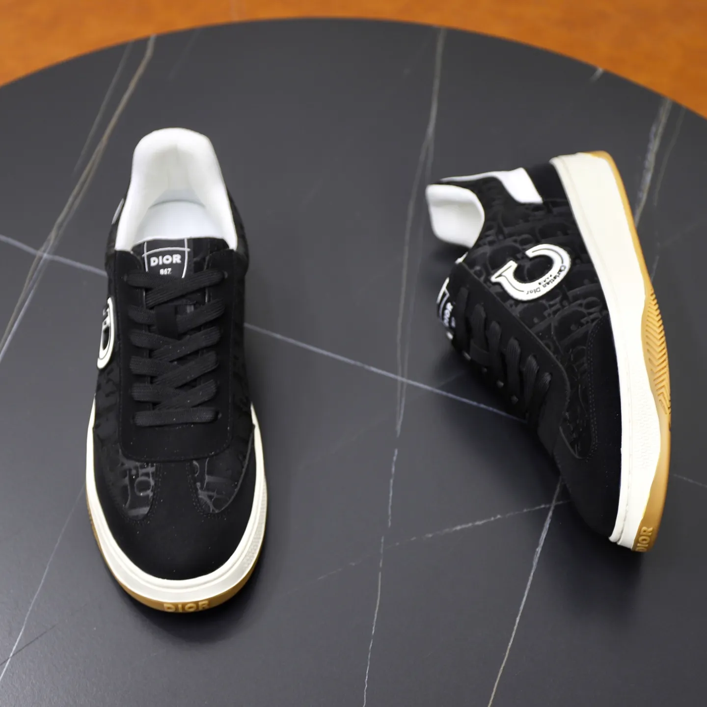 Ex-factory price: 400💰🙅‍♂️🙅‍♂️🙅‍♂️ Brand: Dior DIOR Standard code: 38-44 (45 customized) Grade: Same as the official website Material: Original cowhide material spliced with brand cloth Comfortable and breathable lining Lightweight and wear-resistant sports outsole Style category: Men's fashion casual shoes Running sports shoes Distinguished luxury brand elements Top luxury color: actual picture color